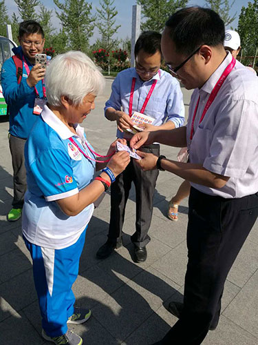 4-熊卓书记给五星志愿者贴激励花瓣