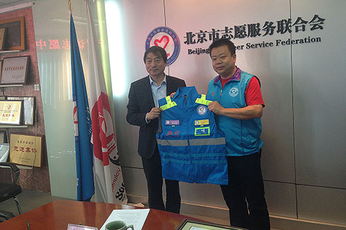 1.市应急志愿者服务总队赵培锋队长为丁院长赠送应急志愿者战术马甲
