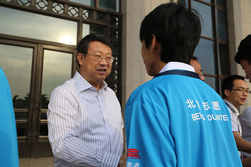 3-佩戴为人民服务徽章