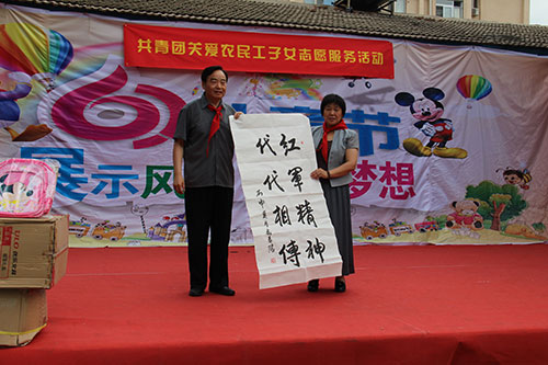秦泰阳将军为学生们进行理想信念宣讲并赠送书法作品-3