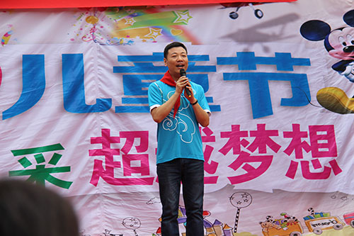 与志愿者互动