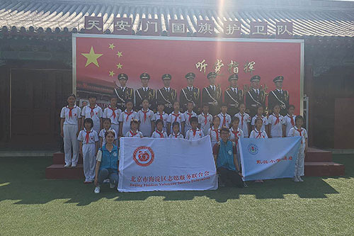 与天安门国旗护卫队合影-1