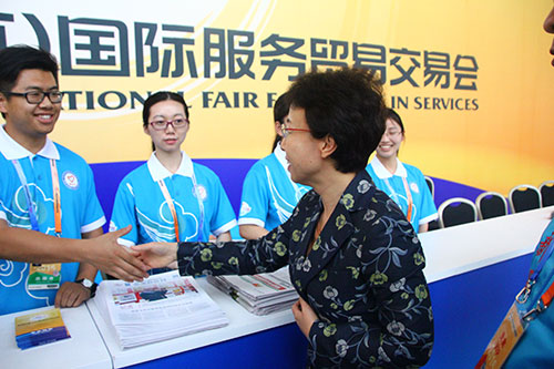 与志愿者亲切握手