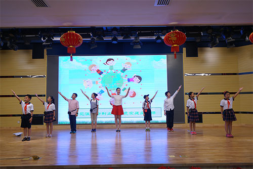 学生表演情景剧