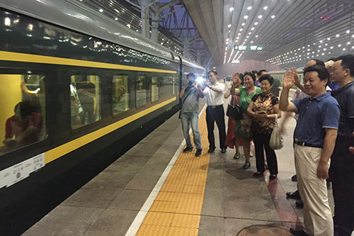 团中央书记处书记傅振邦在站台上为西部计划志愿者送行