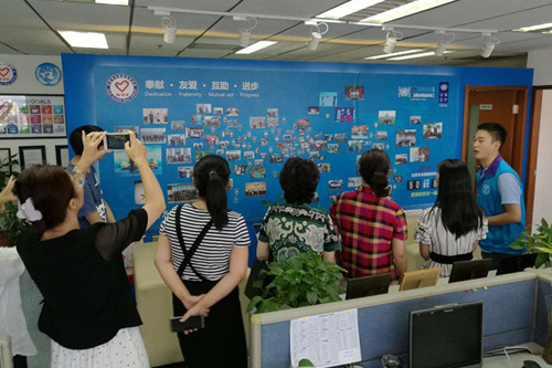 1各团体代表参观北京市志愿者之家