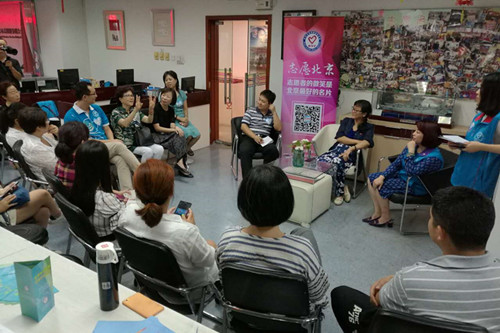 3各家志愿团体代表在志愿者之家大厅参与主题讨论