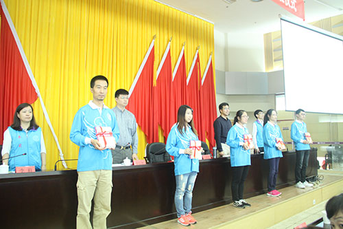 3.领导为志愿者代表授书