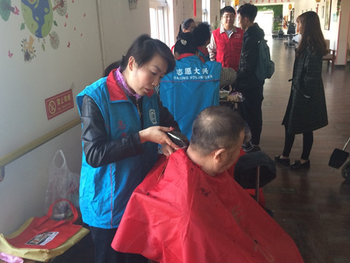 2.为老人义务理发