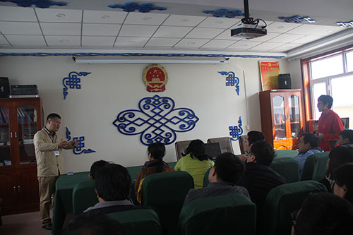 2-理纯教授为志愿者讲述崇高先遣团