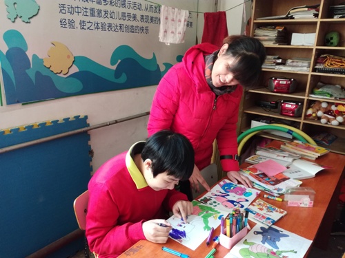 志愿者与孩子涂鸦