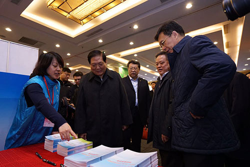 1-中国志愿服务联合会会长刘淇与志愿者亲切交流