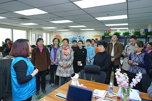 1-北志联相关负责同志为医疗专家志愿者介绍志愿者之家