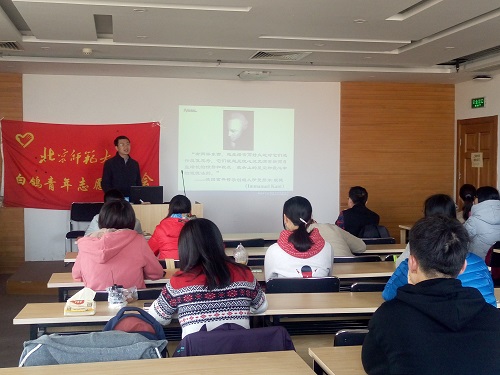 航天一院义工社社员为学生们讲解航天科普知识