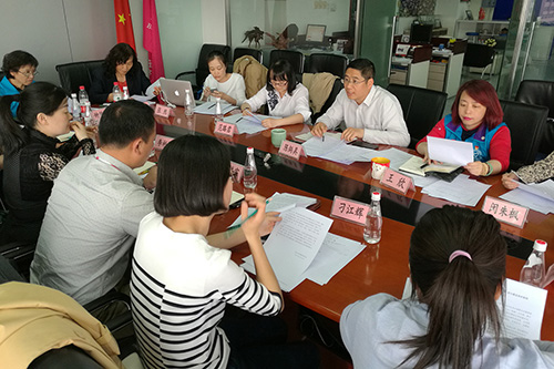 与会同志进行交流研讨