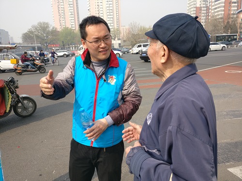 航天一院义工社社员在为一位老大爷热情引路
