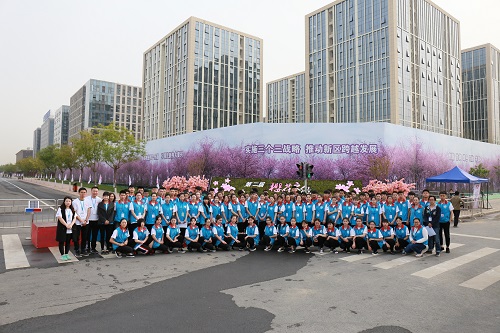 100名志愿者与志愿服务指导中心、新媒体基地工作人员合影