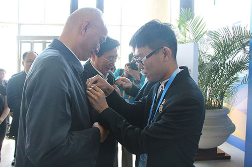 志愿者为市委书记郭金龙、市长蔡奇佩戴志愿徽章