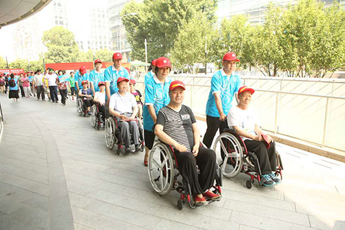 4-志愿者带领参加活动