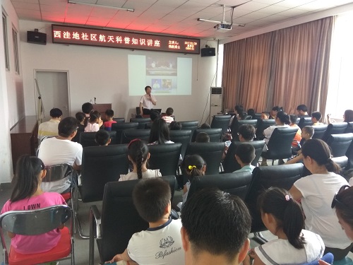 航天一院义工社志愿者为社区居民讲解航天科普知识
