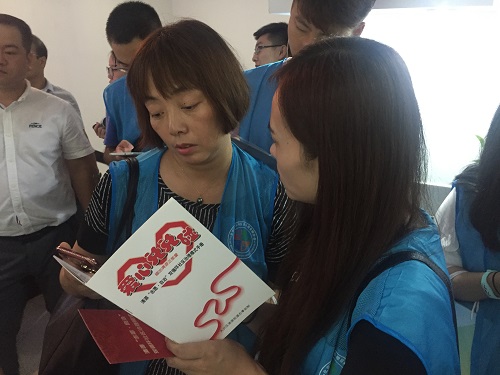 志愿者询问清源街道“爱心兑兑碰”活动相关情况
