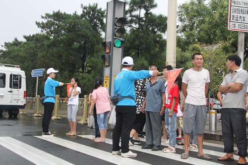 志愿者引导游客同时解答游客问询