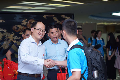 4-熊卓书记为志愿者赠送物资