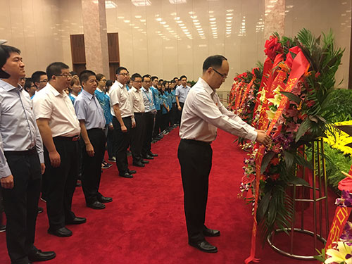2.熊卓书记整理花篮缎带