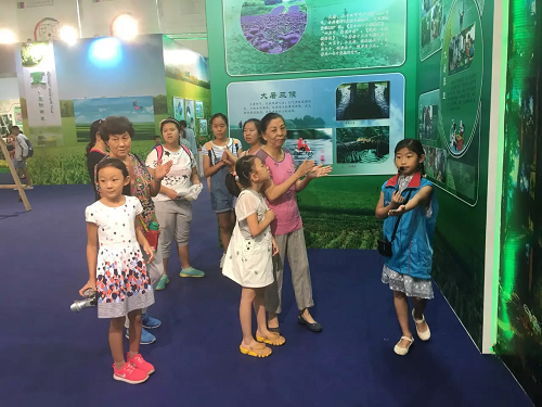 观众为小志愿者鼓掌，讲得很棒