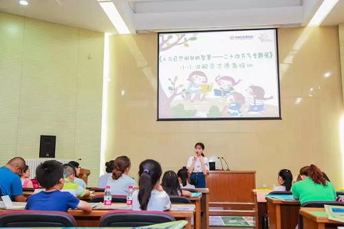 小讲解员接受讲解培训
