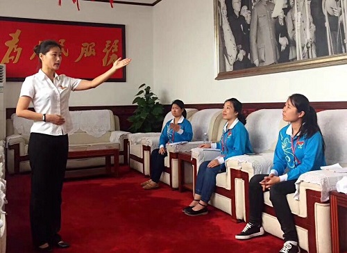 1.专业讲解员为志愿者进行培训