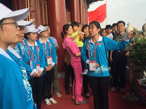 4.讲解志愿者在城楼前廊为其他岗位志愿者进行讲解