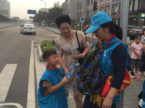 小志愿者为文明交通志愿者递上矿泉水1