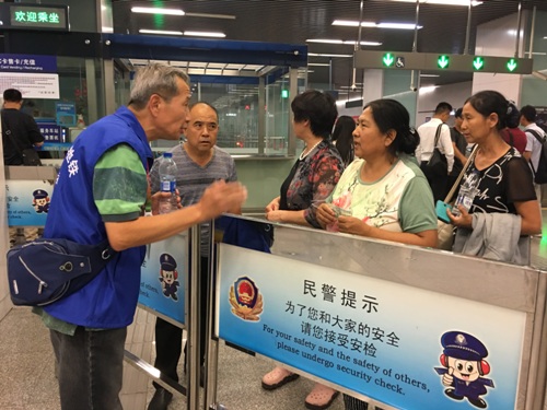 志愿者解答问询