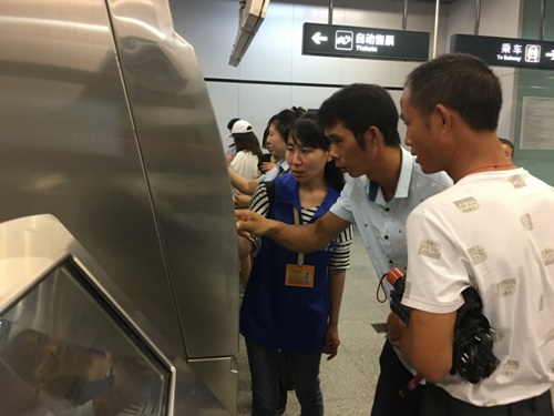 志愿者协助旅客购票