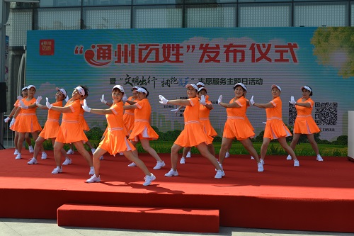 志愿者表演等灯舞