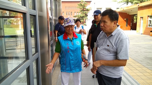 志愿和帮忙盲人朋友开展实地练习 (2)