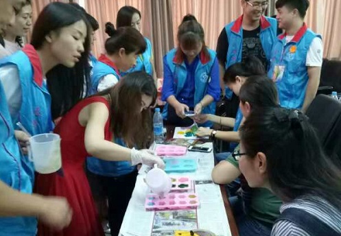 航天一院义工社社员们为社区老人制作手工皂