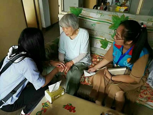 航天一院义工社社员带着自己亲手制作的手工皂慰问社区老人