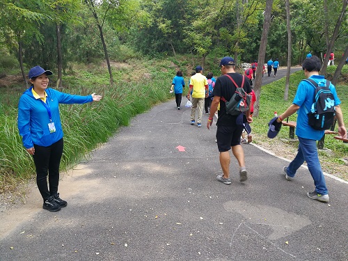 志愿者为参与者指引道路1