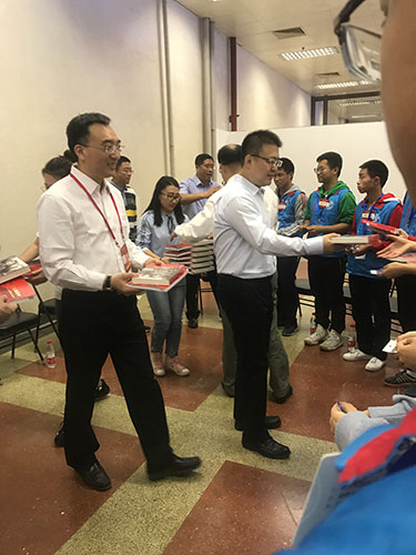 4.为志愿者代表赠送书籍和画册