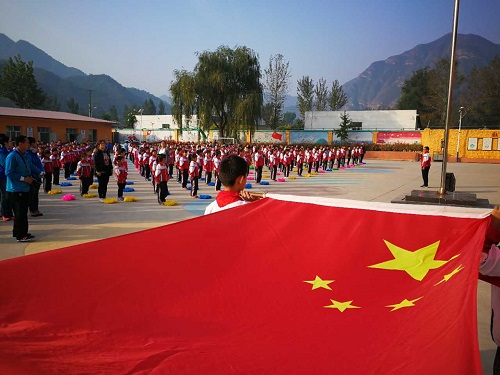 学校举行庄严的升旗仪式