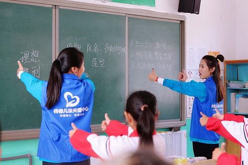 支教志愿者授课1