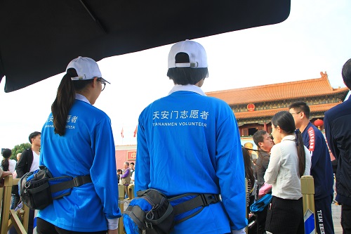 天安门志愿者在天安门前为游客服务