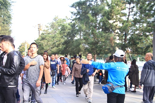 志愿者在东红墙引导游客安检方向