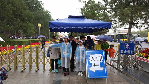 雨天天安门志愿者坚持服务