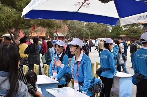 志愿者在天安门院内搭建服务台