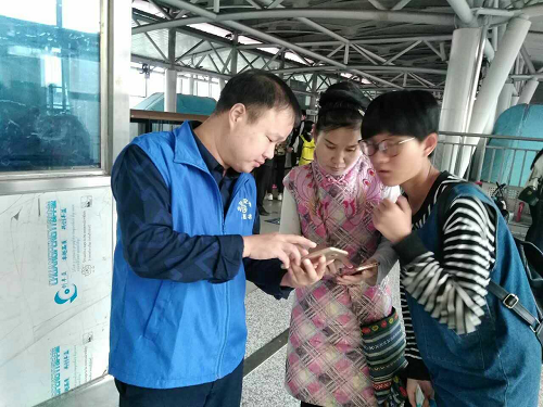 志愿者耐心回答乘客咨询