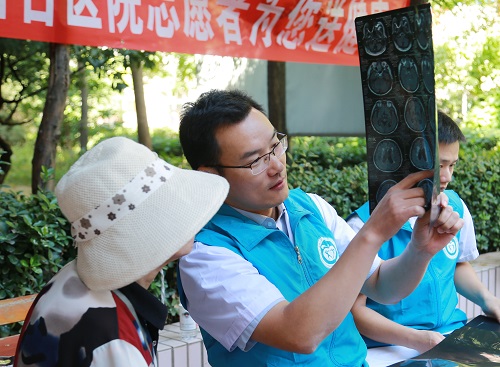 医护志愿者为前来就诊的患者仔细讲解