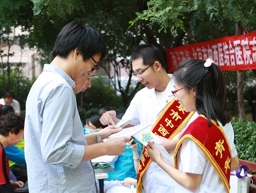 志愿者发放健康宣传材料